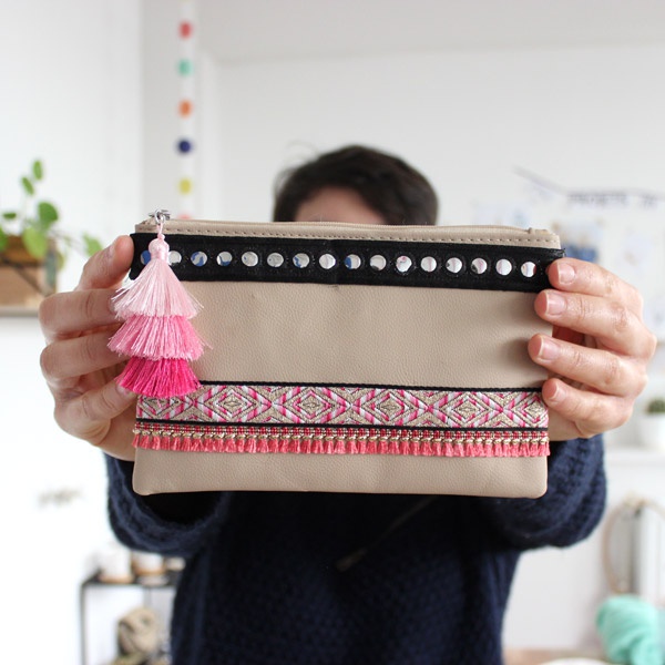 Schéma Idée créative : customiser une pochette avec des galons et un pompon triple Schéma Idée créative : customiser une pochette avec des galons et un pompon triple