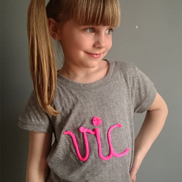 Customiser un t-shirt au tricotin avec du fil nylon tressé Customiser un t-shirt au tricotin avec du fil nylon tressé