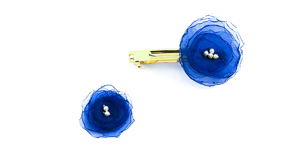 Collez la fleur sur la barrette et laissez s&eacute;cher en commen&ccedil;ant &agrave; cr&eacute;er une autre fleur.