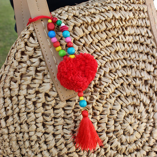 Bijou de sac pompon cœur en laine