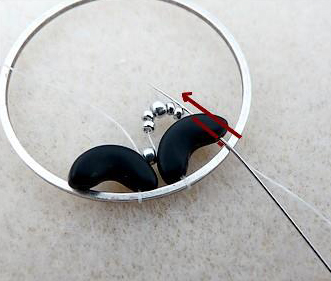 Boucles d'oreilles Sakura avec perles Amos® par Puca® étape 12