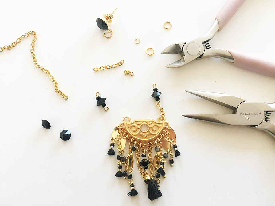 Boucles d'oreilles PureCrystal chandeliers doré, mini perles hématites et pompons noir : Etape 13