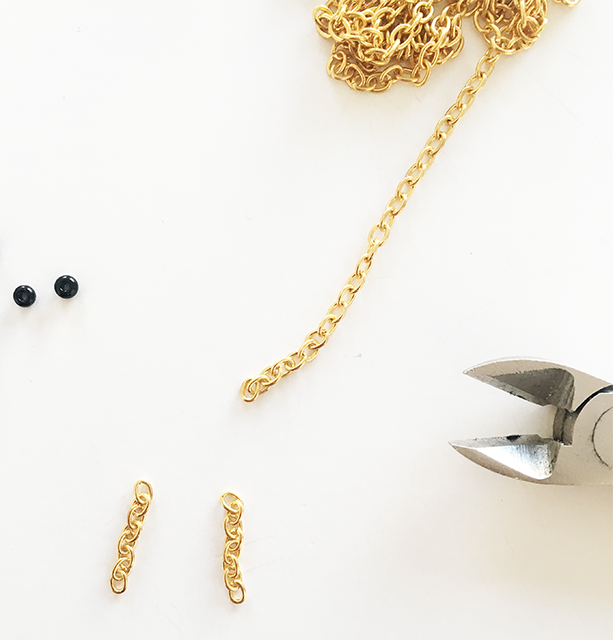 Boucles d'oreilles PureCrystal chandeliers doré, mini perles hématites et pompons noir : Etape 6