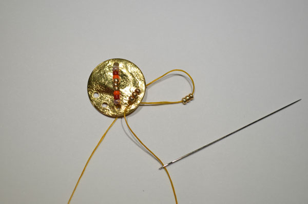 DIY Boucles d'oreilles ethniques pompons, nacre et perles Miyuki : Etape 5