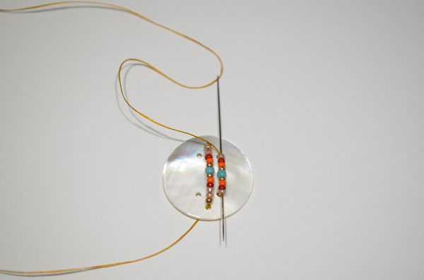 DIY Boucles d'oreilles ethniques pompons, nacre et perles Miyuki : Etape 12