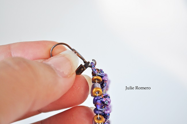 Boucles d'oreilles violettes avec perles superduo miniduo honeycomb par Julie Roméro : Etape 23
