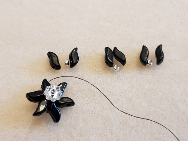 DIY facile boucles d'oreilles en perles en verre StormDuo et fleurs PureCrystal© : Etape 3