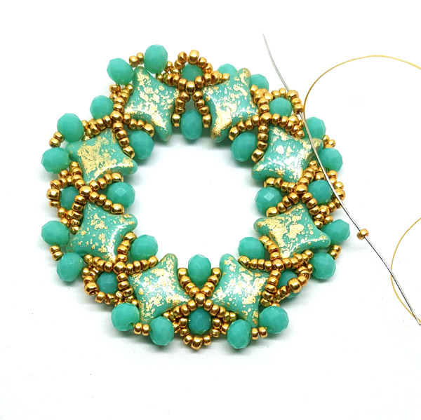 Boucles d'oreilles créoles DIY tissées avec des perles de verres Star beads : Etape 15