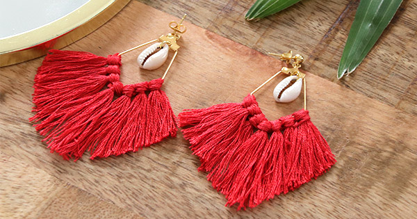 Boucles d'oreilles franges rouges et cauris
