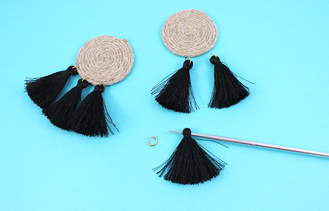 Boucles d'oreilles disques en fil de lin et pompons noirs : Etape 5