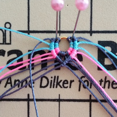 Boucles d'oreilles bohèmes micro macramé et pompons : Etape 6