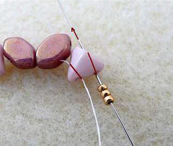 Boucles d'oreilles ABI en perles de verre Paros® Arcos® Minos® et Super Khéops® par Puca® : Etape 3