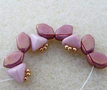 Boucles d'oreilles ABI en perles de verre Paros® Arcos® Minos® et Super Khéops® par Puca® : Etape 4
