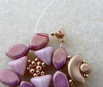 Boucles d'oreilles ABI en perles de verre Paros® Arcos® Minos® et Super Khéops® par Puca® : Etape 9