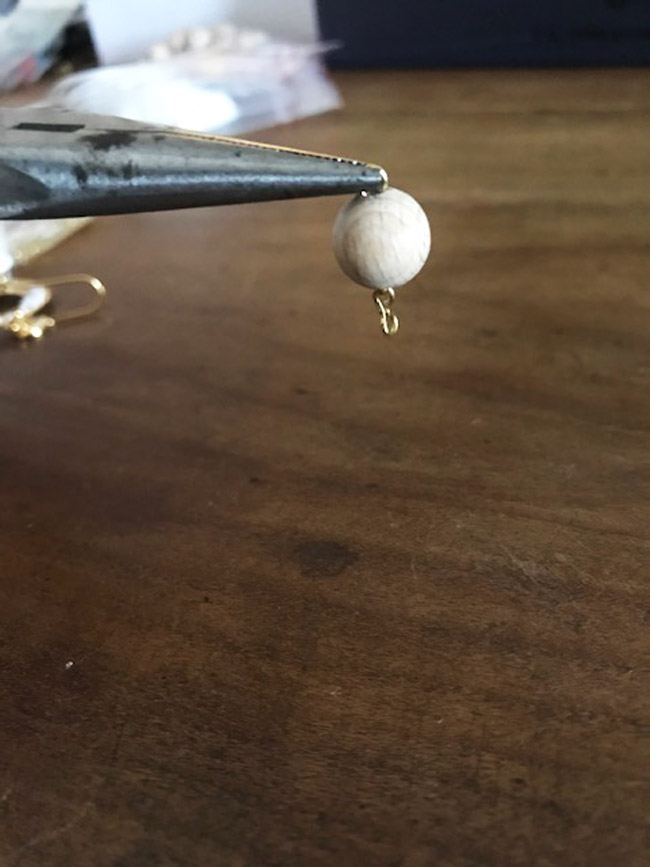 Boucles d'oreilles DIY femme dorées et pompons blancs : Etape 3