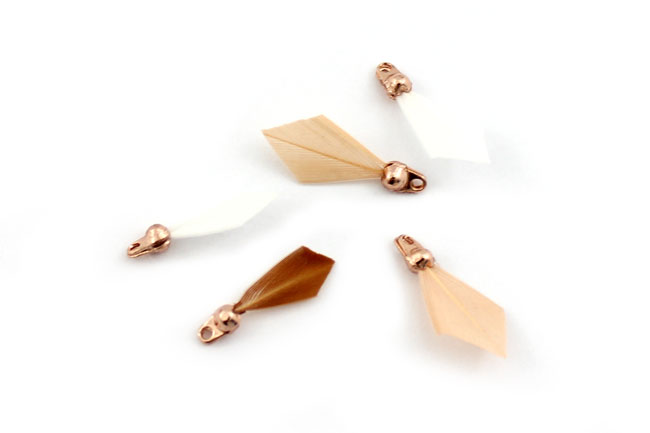 DIY Boucles d'oreilles doré rose mini plumes et Miyuki : Etape 2