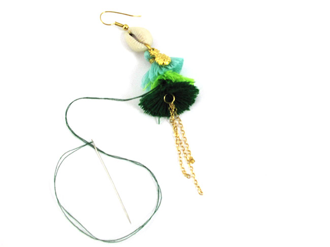 Boucles d'oreilles pendantes triple pompon jungle : Etape 4