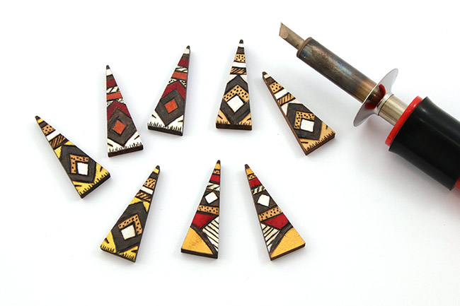 pyrograver des boucles d'oreilles en bois