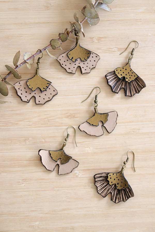 Boucles d'oreilles feuilles de ginkgo en cuir pyrogravé