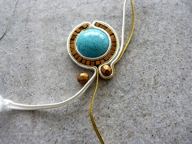 Boucles d'oreilles avec cabochon en pâte polymère imitation turquoise, soutache et mini-hématites : Etape 6