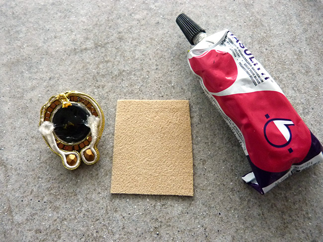 Boucles d'oreilles avec cabochon en pâte polymère imitation turquoise, soutache et mini-hématites : Etape 8