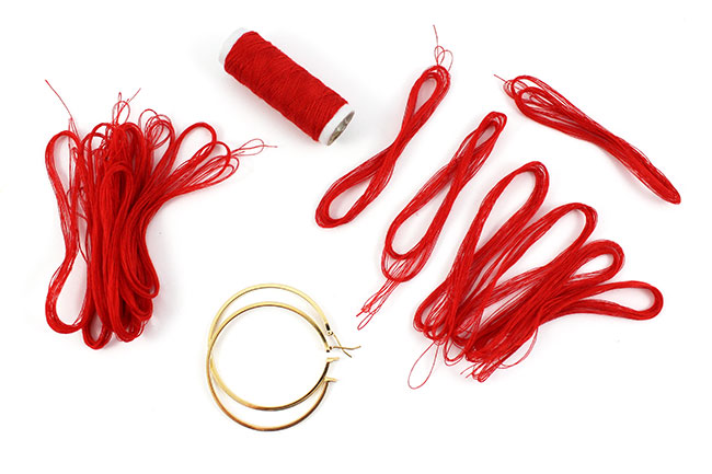 Créoles pompons rouges fait maison et sequins dorés : Etape 1