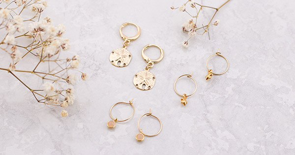 Stacking de Mini Boucles d'oreilles et Créoles dorées Dollar des sables Stacking de Mini Boucles d'oreilles et Créoles dorées Dollar des sables