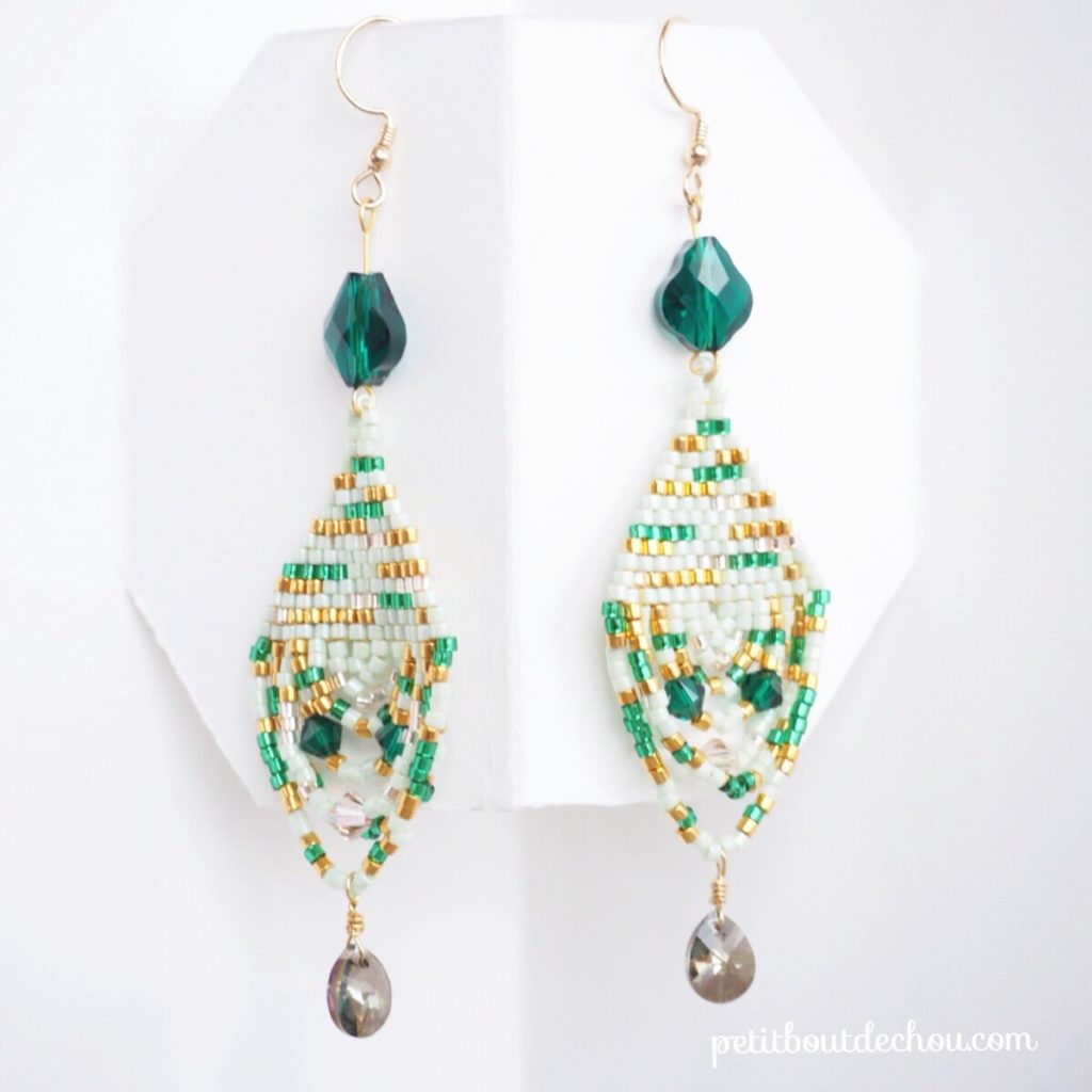 Boucles d'oreilles en tissage brick stitch avec des perles Delicas Miyuki et PureCrystal mint et emeraude style baroque boh&egrave;me