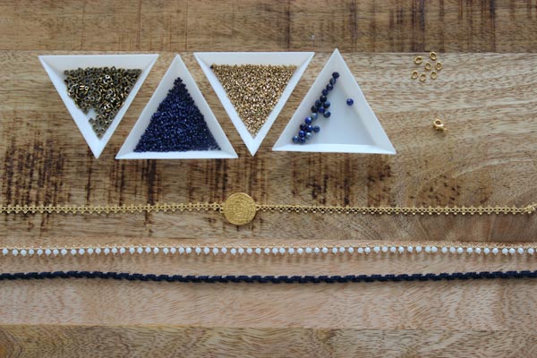 Bracelet multirang avec intercalaire doré, mini-hématites et lapis lazuli : Etape 1