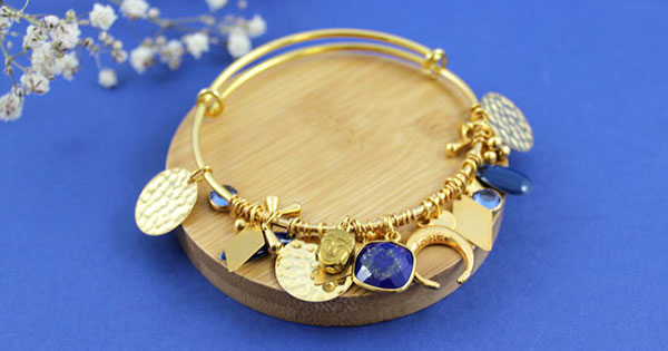 Bracelet Jonc breloques dorées cristaux bleus sequins martelés