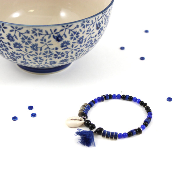 Bracelet élastique pompon et pierre onyx noir, sodalite et imitation turquoise