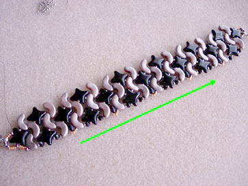 Bracelet DIY avec des perles de verre Star Beads, Arcos®, Miniduo et cristaux PureCrystal : Etape 11