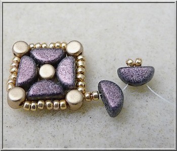 Bracelet manchette Maiya en perles en verre Kos® et Minos® par Puca® : Etape 8