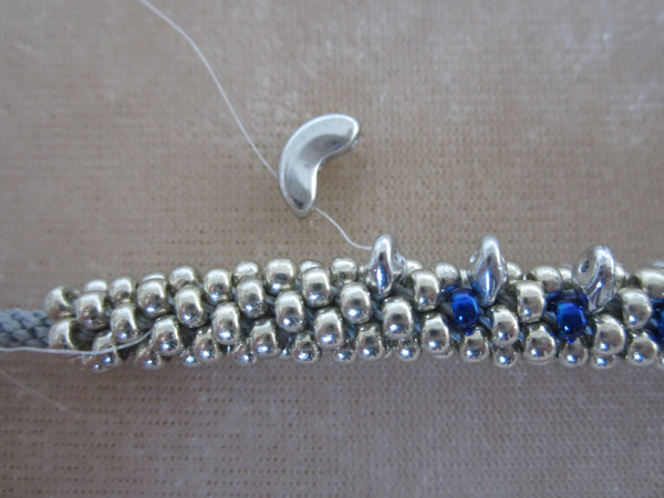 Bracelet manchette réversible en kumihimo avec des perles en verre Star Beads : Etape 15