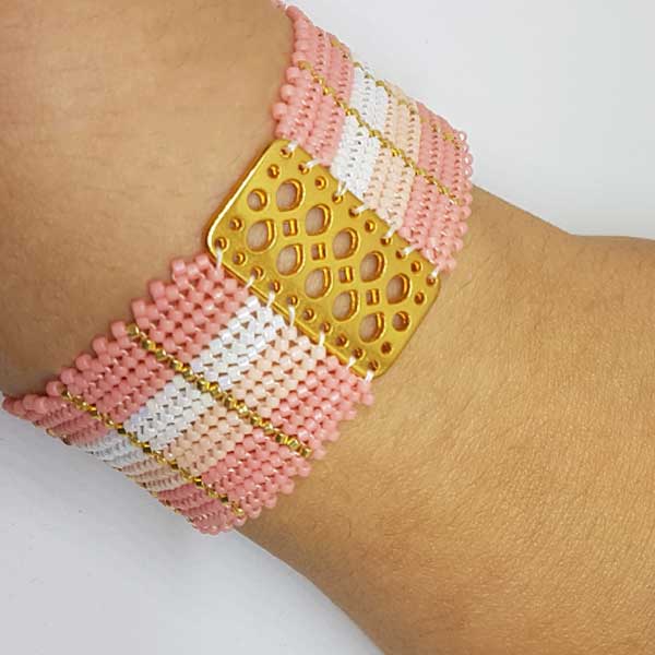 Bracelet manchette en tissage herringbone avec des perles Miyuki Delica Bracelet manchette en tissage herringbone avec des perles Miyuki Delica