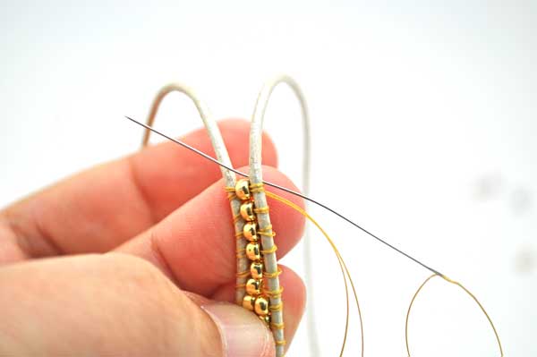 Bracelet wrap blanc et doré avec Tila beads, Rocaille Miyuki et nacrées PureCrystal : Etape 7 Bracelet wrap blanc et doré avec Tila beads, Rocaille Miyuki et nacrées PureCrystal : Etape 7