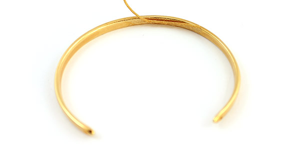 Bracelets Joncs en métal avec fils de soie et fils nylon tressés : Etape 2
