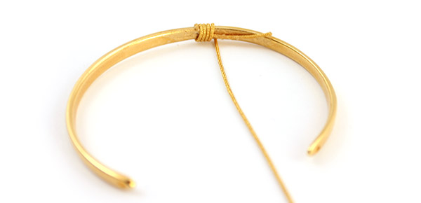 Bracelets Joncs en métal avec fils de soie et fils nylon tressés : Etape 3