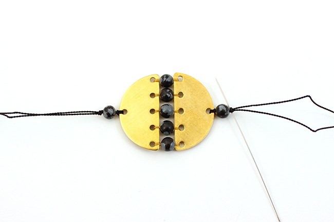 DIY Bracelet Éclipse perles Obsidienne et intercalaires demi-cercles : Etape 7