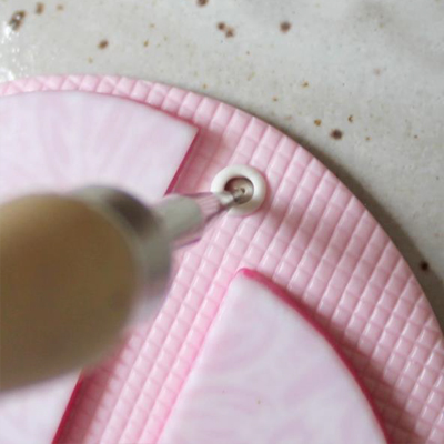 Broche Rose p&acirc;te polym&egrave;re Cernit et plaques de texture