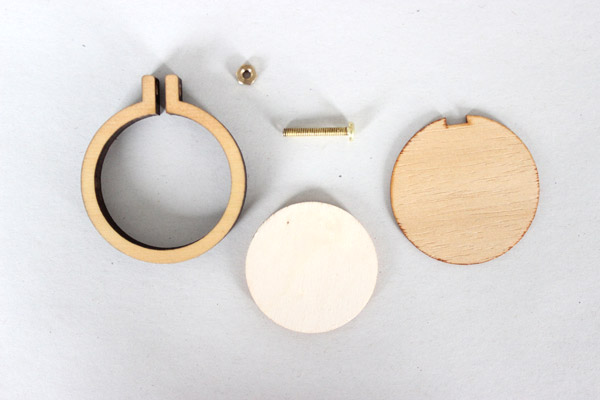 Tutoriel DIY broche mini tambout &agrave; broder avec fleurs s&eacute;ch&eacute;es