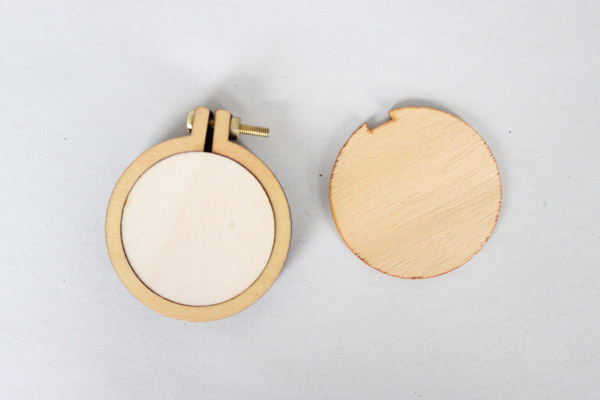 Tutoriel DIY broche mini tambout &agrave; broder avec fleurs s&eacute;ch&eacute;es