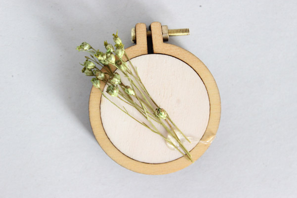 Tutoriel DIY broche mini tambout &agrave; broder avec fleurs s&eacute;ch&eacute;es