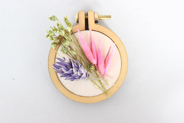 Tutoriel DIY broche mini tambout &agrave; broder avec fleurs s&eacute;ch&eacute;es