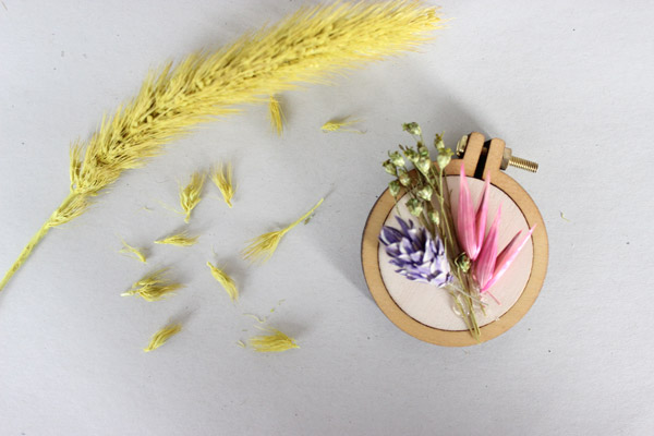 Tutoriel DIY broche mini tambout &agrave; broder avec fleurs s&eacute;ch&eacute;es