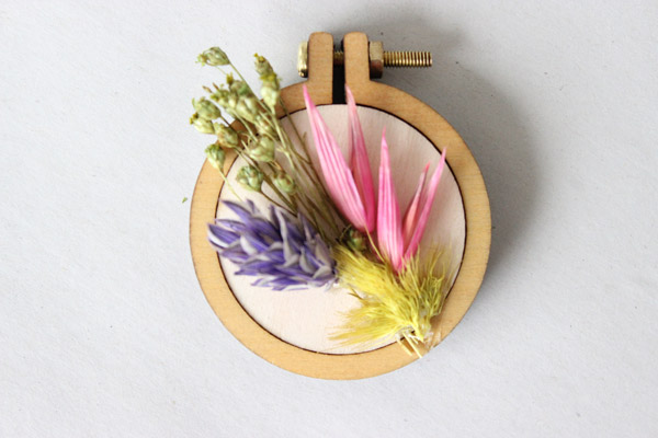 Tutoriel DIY broche mini tambout &agrave; broder avec fleurs s&eacute;ch&eacute;es