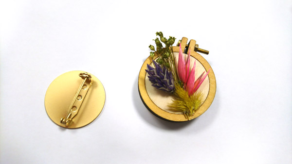 Tutoriel DIY broche mini tambout &agrave; broder avec fleurs s&eacute;ch&eacute;es
