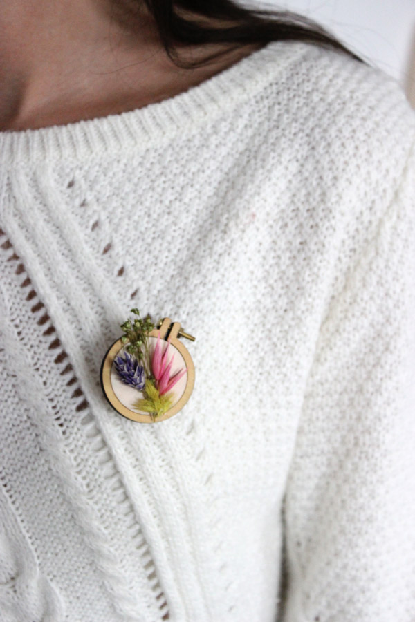 Tutoriel DIY broche mini tambout &agrave; broder avec fleurs s&eacute;ch&eacute;es