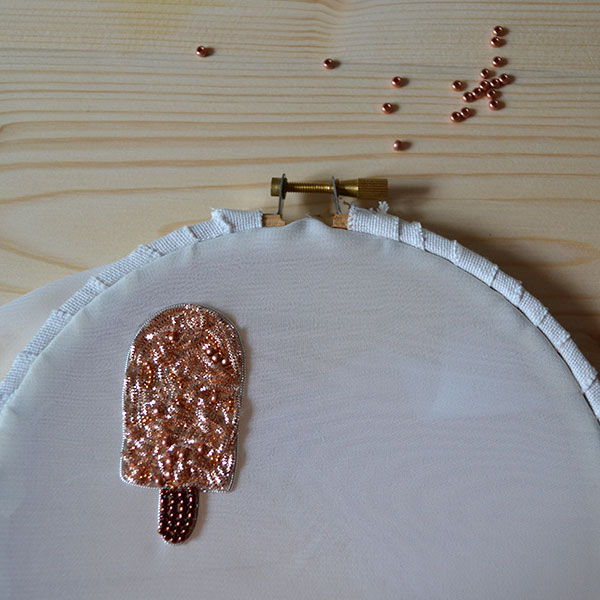 Broche DIY glace en broderie au fil d'or : Etape 7