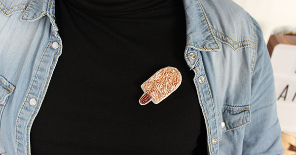 Broche DIY glace en broderie au fil d'or